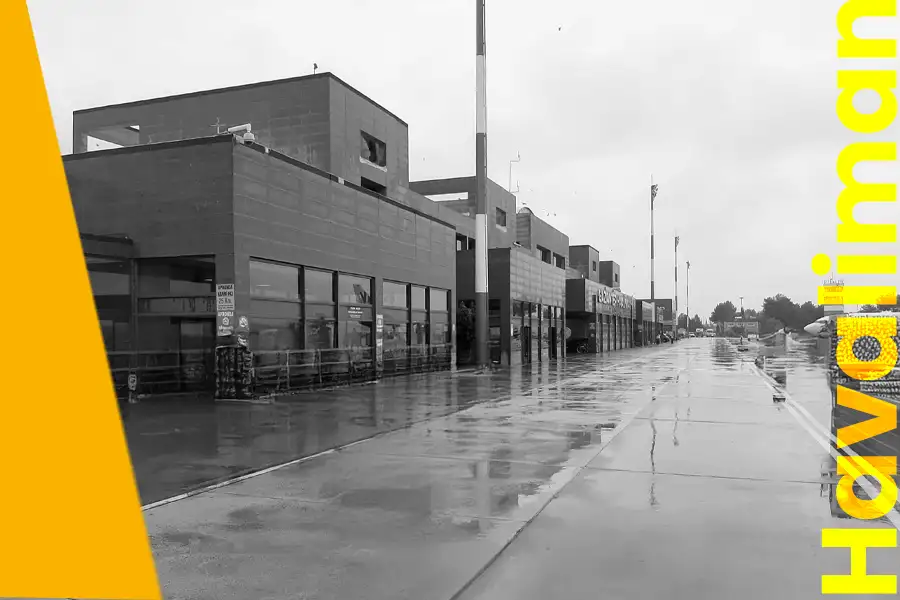 إعلانات المطار